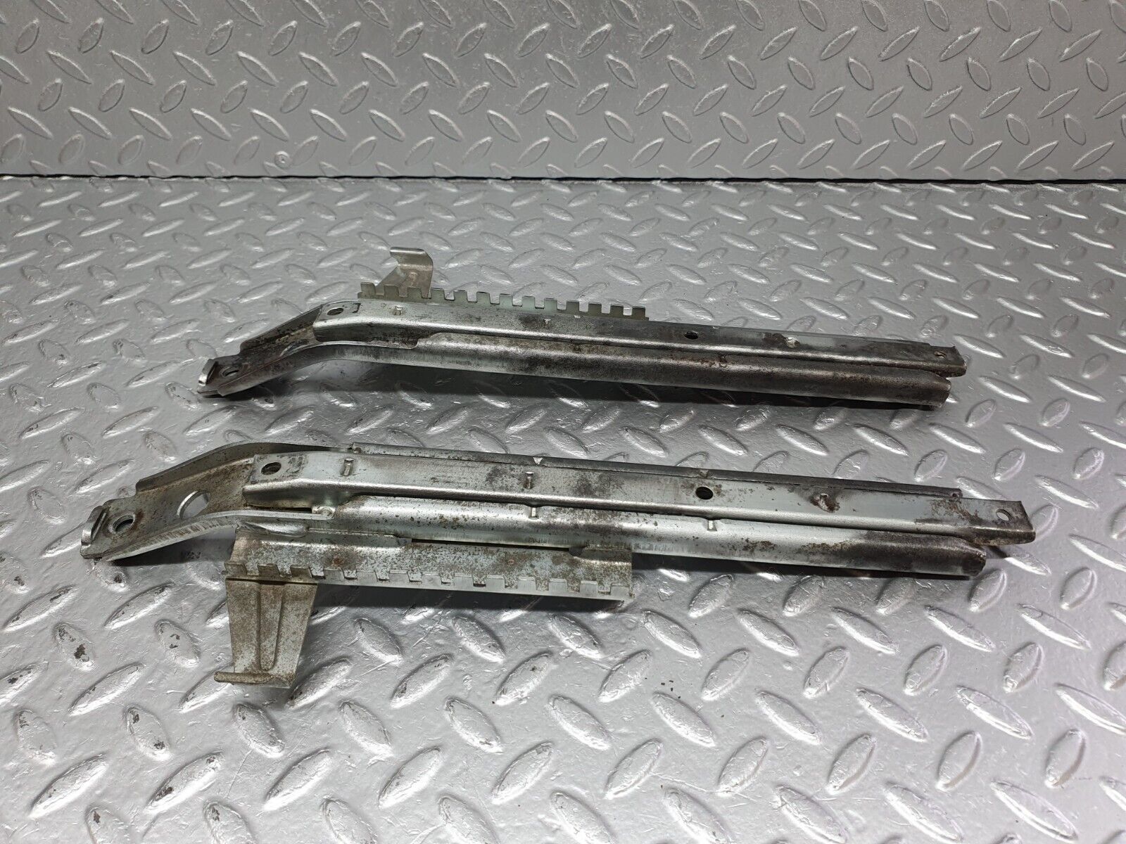 40804 Mercedes-Benz W123 300D Front Right Seat Rail Pair