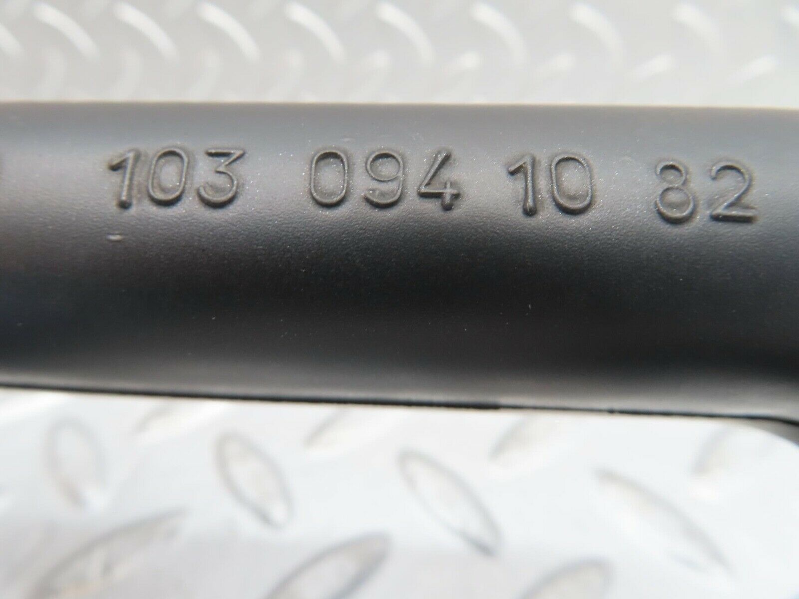 16440 Mercedes-Benz W124 260E Crank Case Breather Hose 1030941082