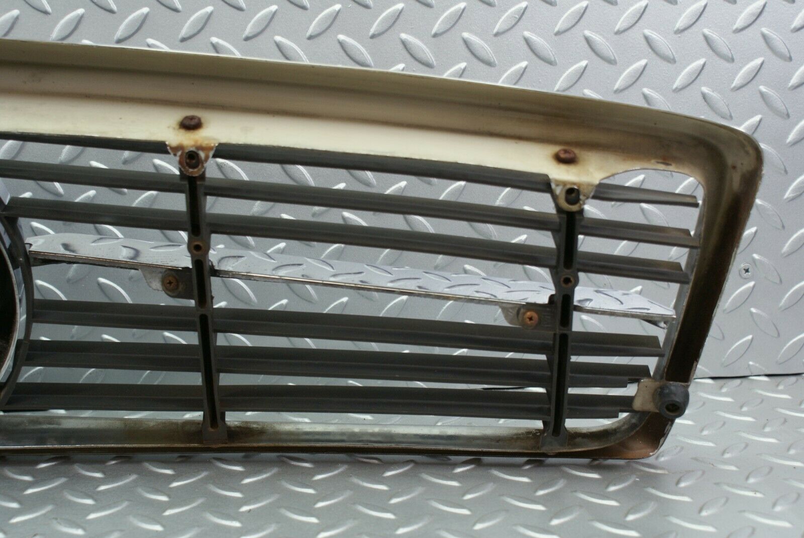 2711 Mercedes-Benz C107 350SLC Coupe Coupe Bonnet Grill Chrome