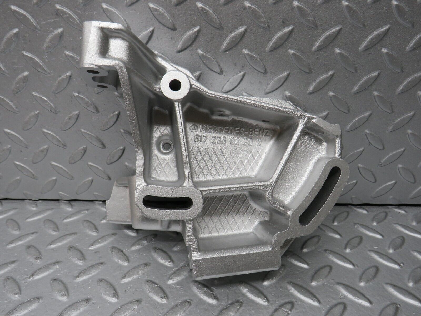 35907 Mercedes-Benz 240D OM616.912 Power Steering Pump Bracket 6172360230