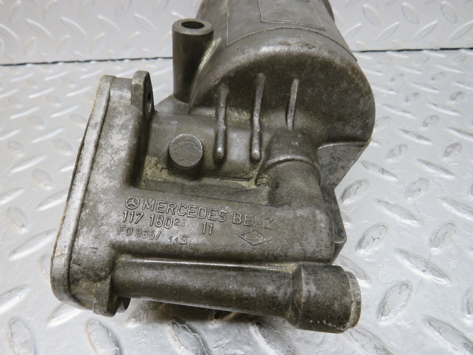 37150 Mercedes-Benz C126 420SEC Coupe Oil Filter Housing 0011846525 1171802511