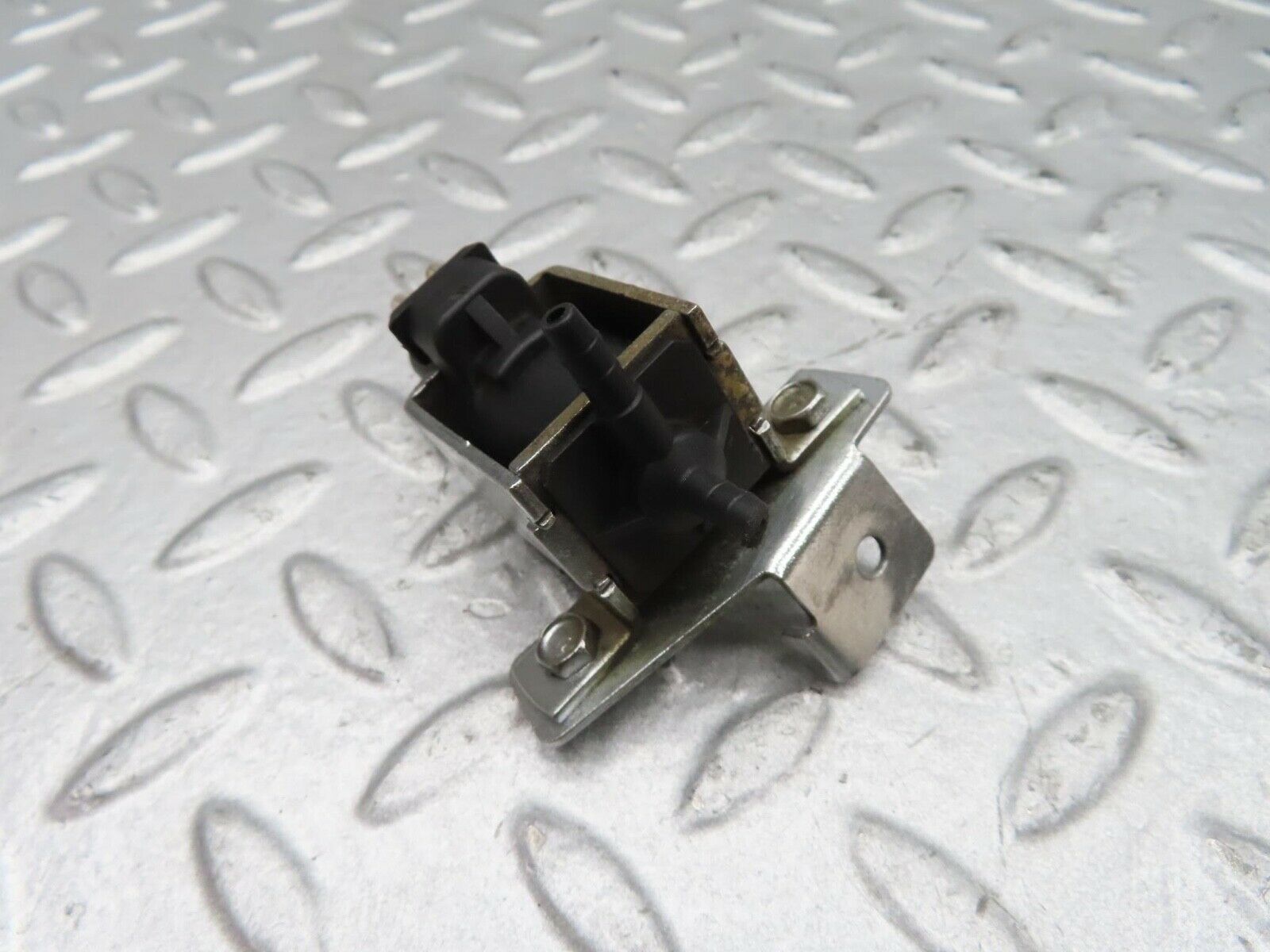 14737 Mercedes-Benz W201 190E Vacuum Control Valve 0015408697