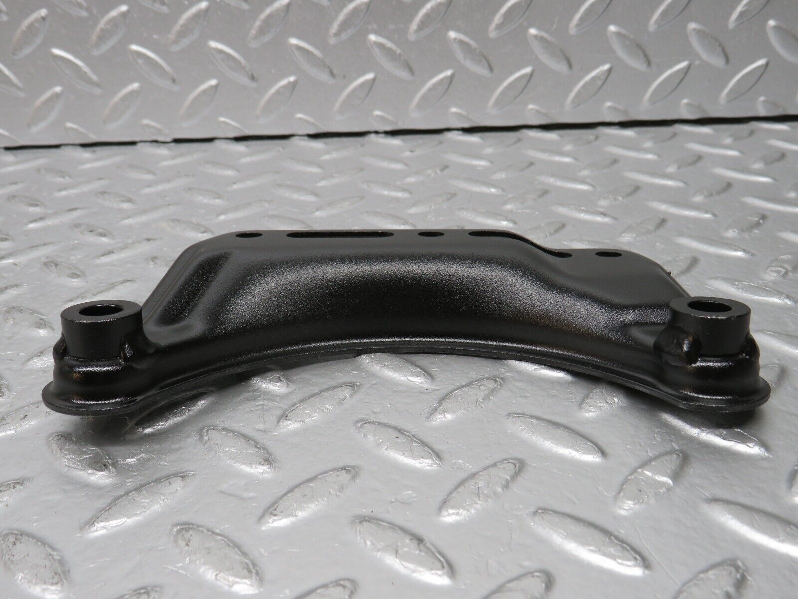 32672 Mercedes-Benz S124 300TE Air Conditioning Compressor Support Bracket