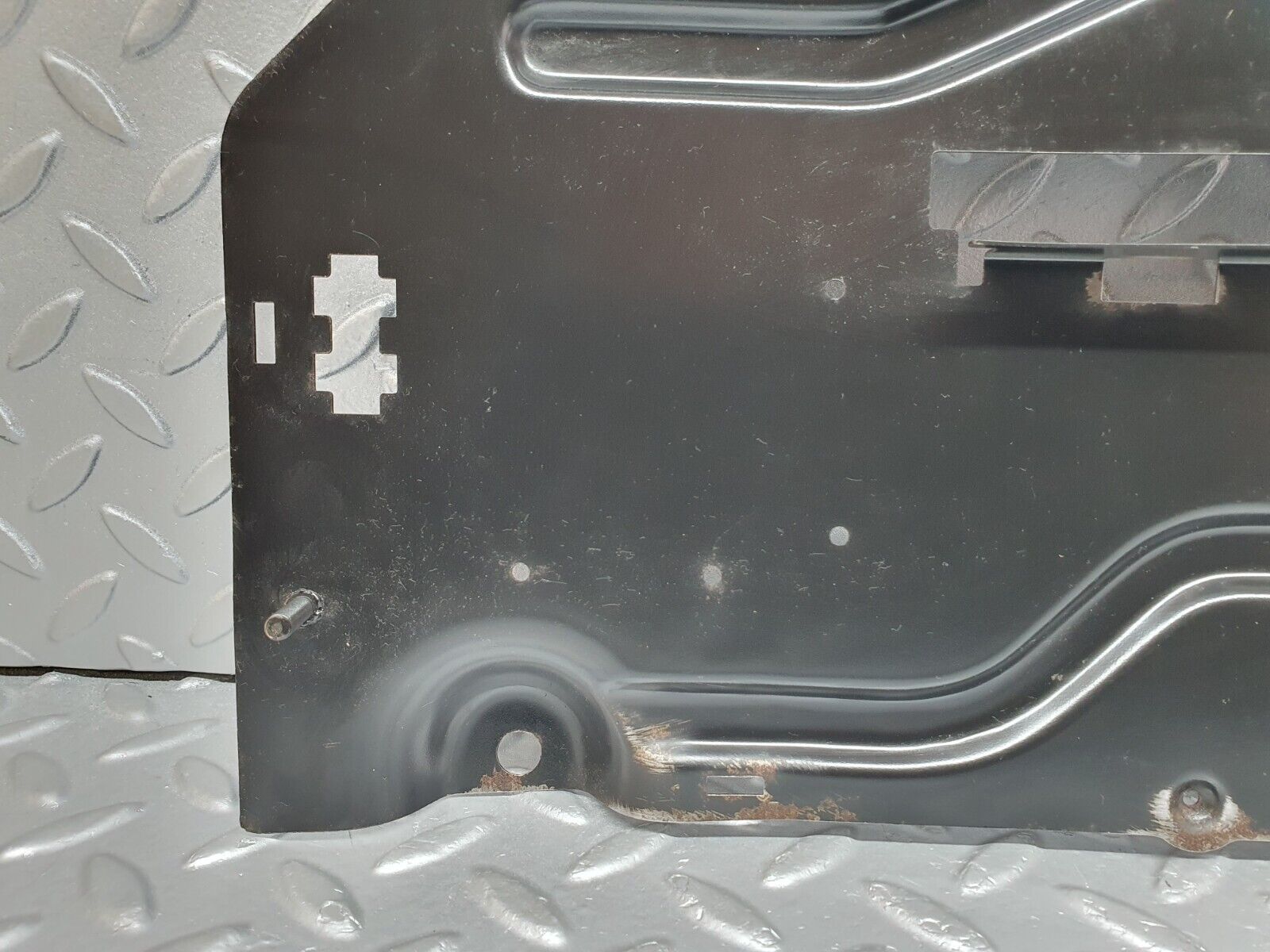 41186 Mercedes-Benz W126 300SE Left Footwell Relay Holder Bracket