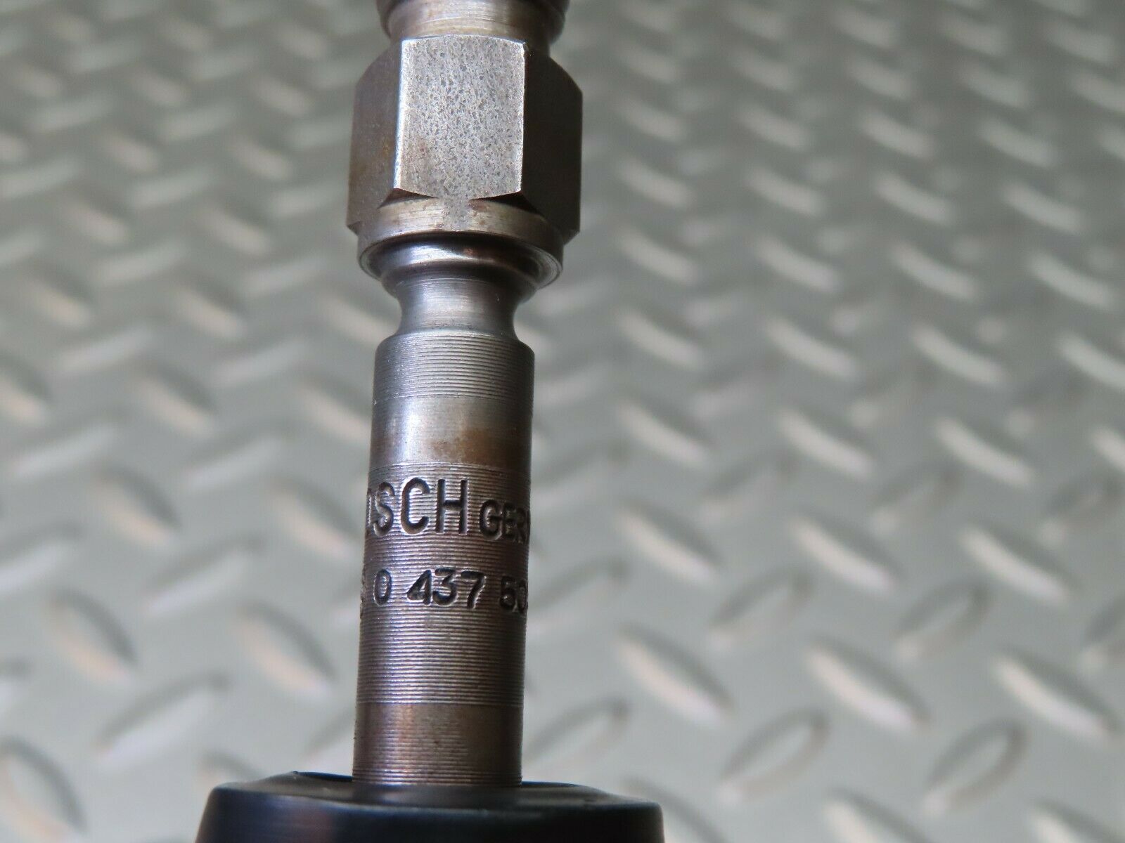 4425 Mercedes-Benz W123 230E Fuel Injector Bosch 0437502010