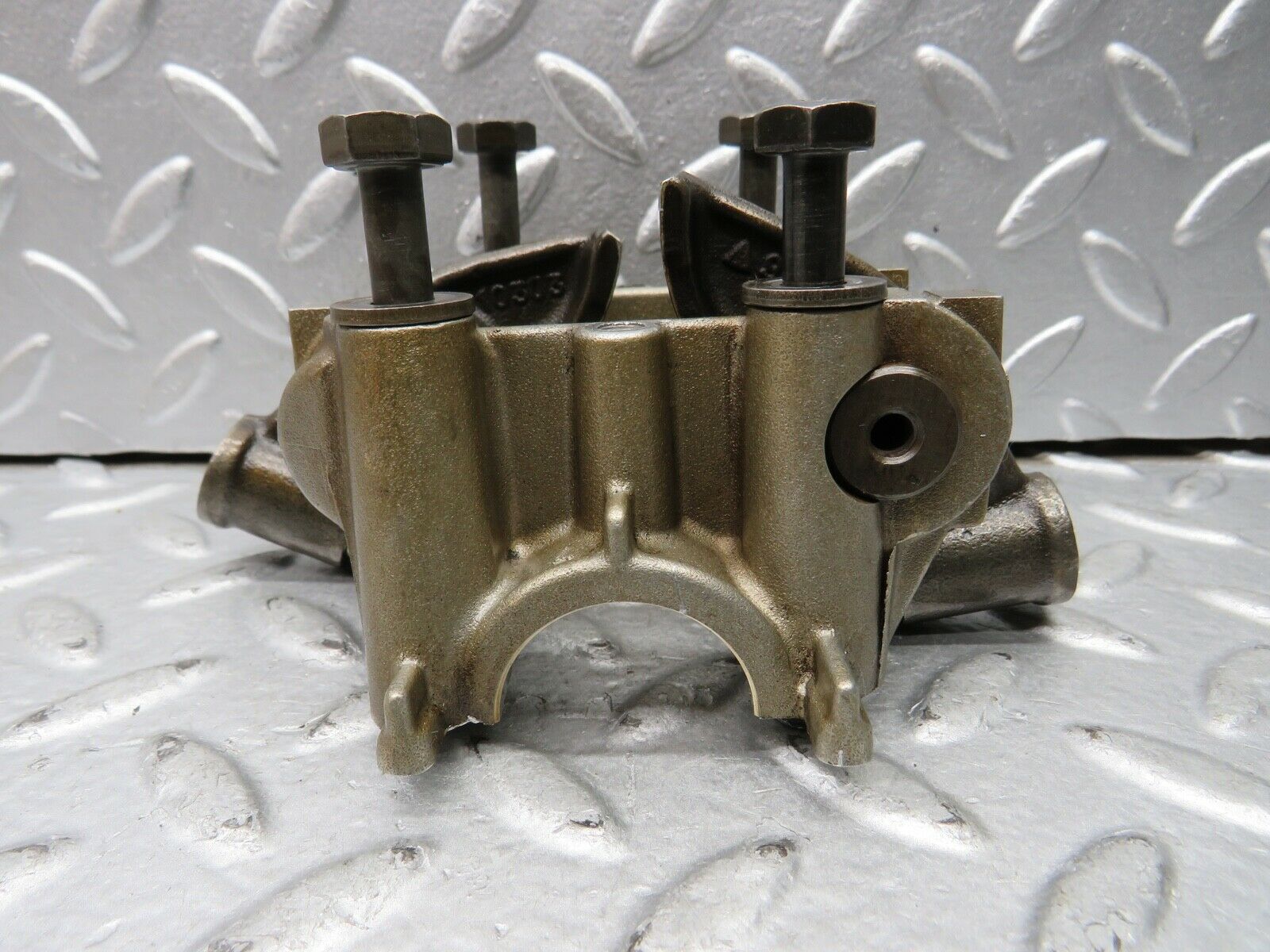 21739 Mercedes-Benz W126 300SE Rocker Arms Camshaft Bearing Block 1030510110