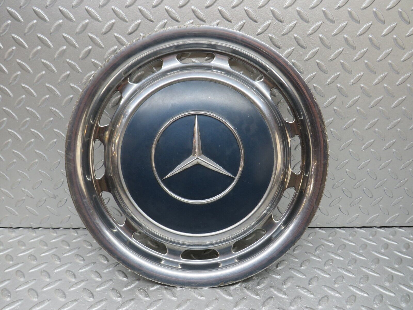 37465 Mercedes-Benz W109 300SEL Wheel Hub Cap 14"