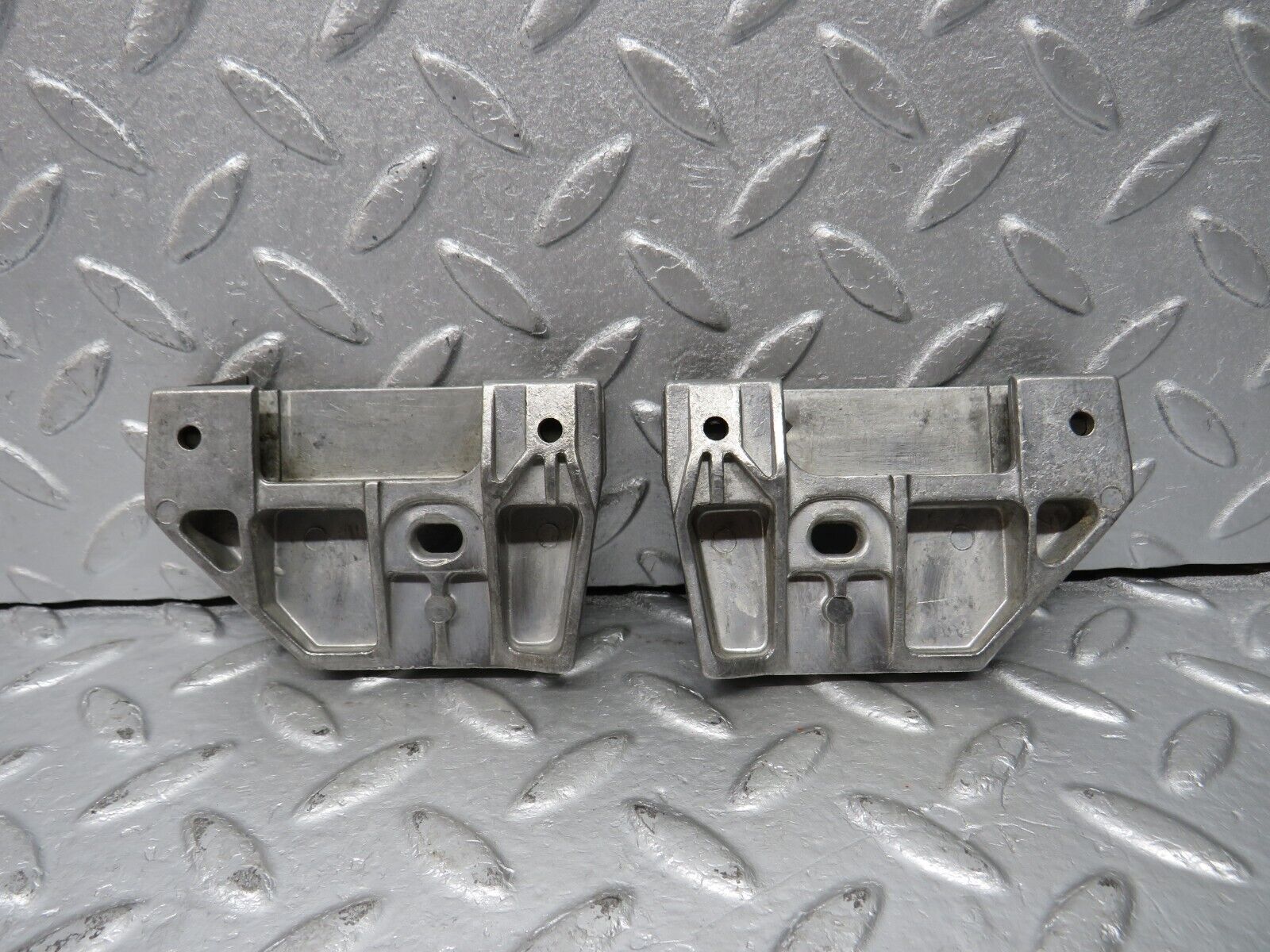 39728 Mercedes-Benz R129 320SL Coupe Door Window Guide Bracket 1247250132 1247250232