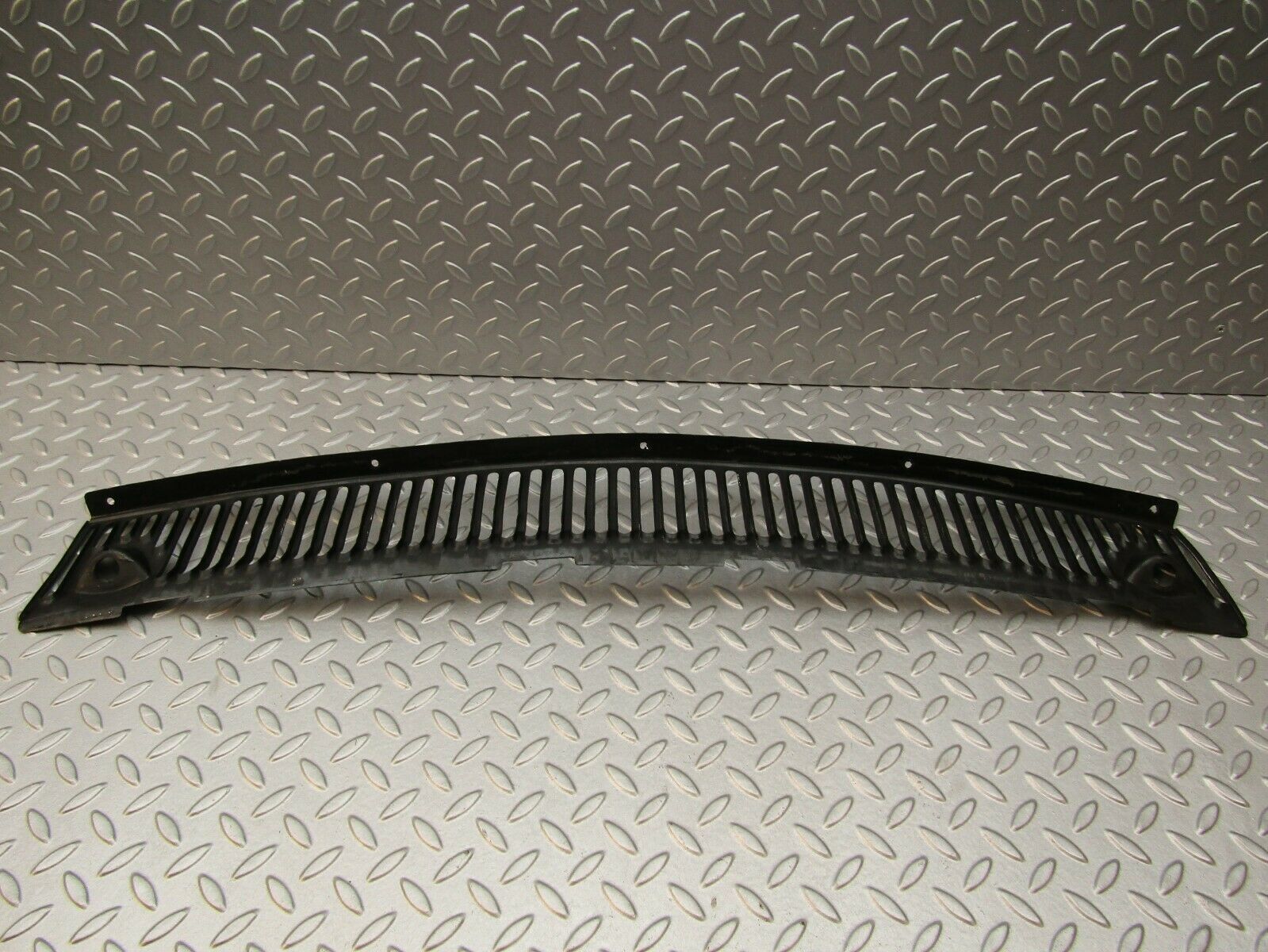 3344 Mercedes-Benz W115 220D External Air Ventilation Grille