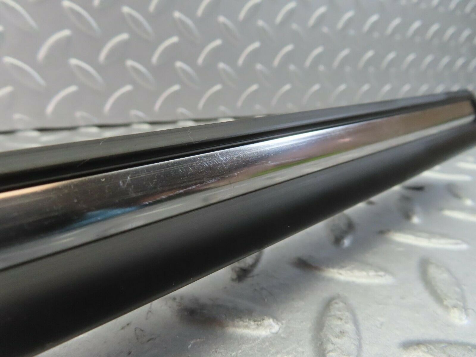 10289 Mercedes-Benz W116 Front Left Door Centre Moulding Trim