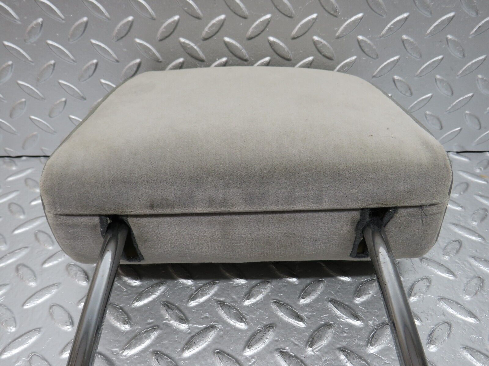 32583 Mercedes-Benz S124 300TE Wagon Front Right Seat Headrest Grey