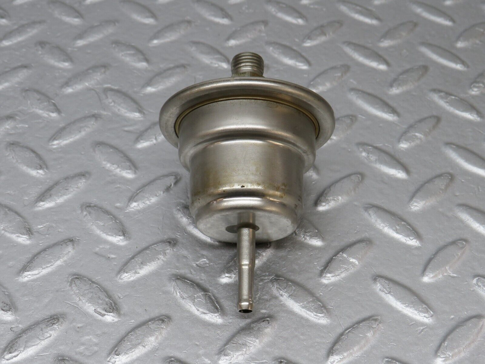 36572 Mercedes-Benz W201 190E 2.0L Fuel Pressure Regulator 0004760621