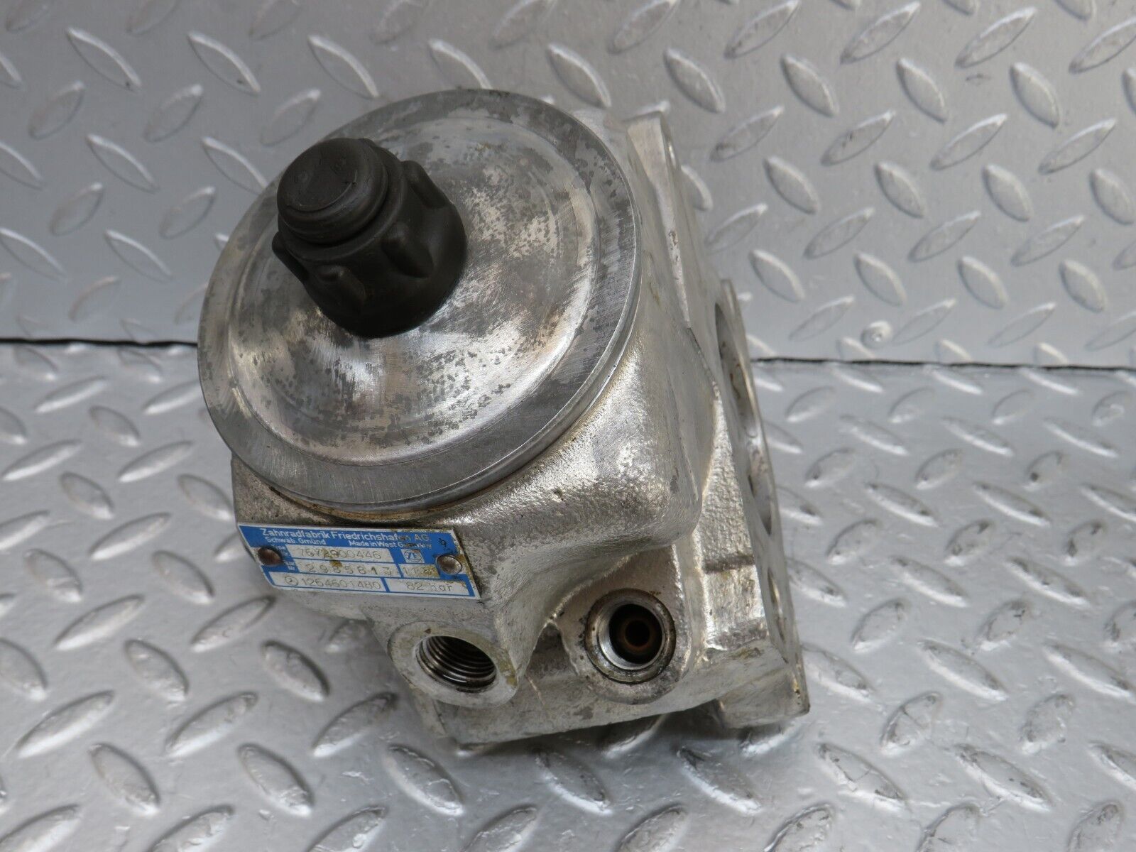 36270 Mercedes-Benz W126 420SE Power Steering Pump 1264601480 7672900446
