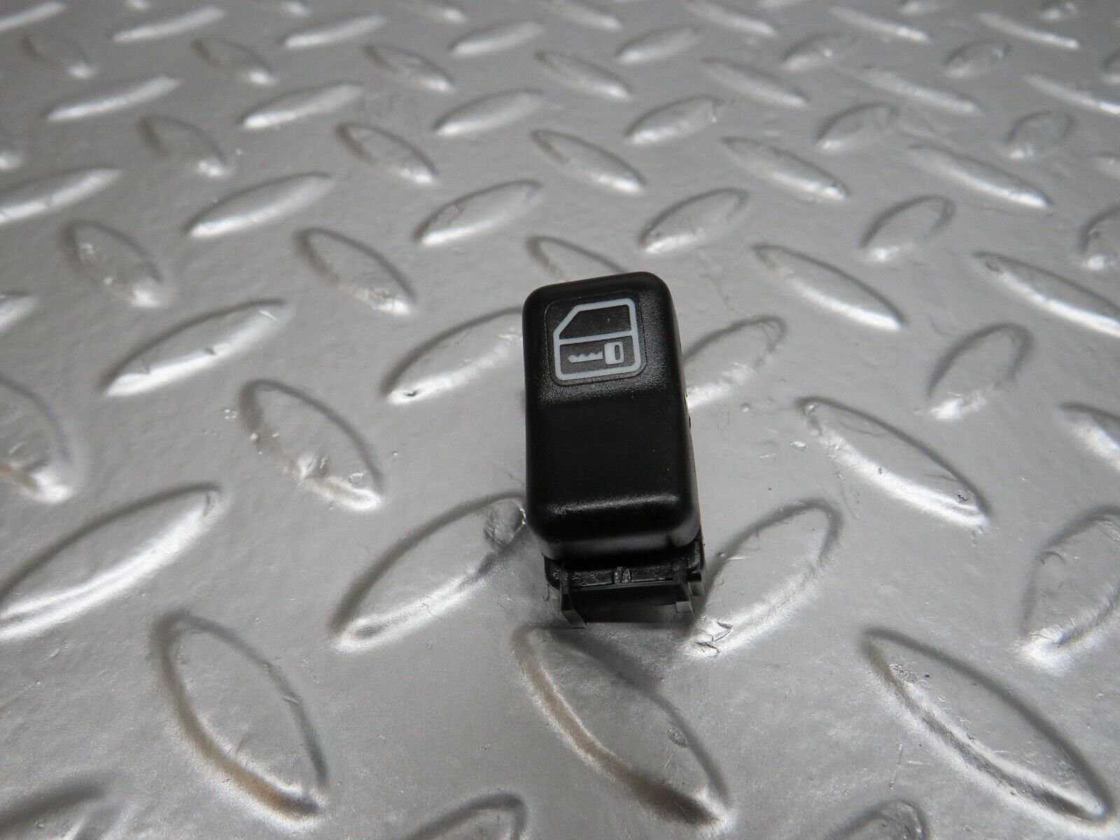 24672 Mercedes-Benz W140 S320 Central Locking Switch 2028203910