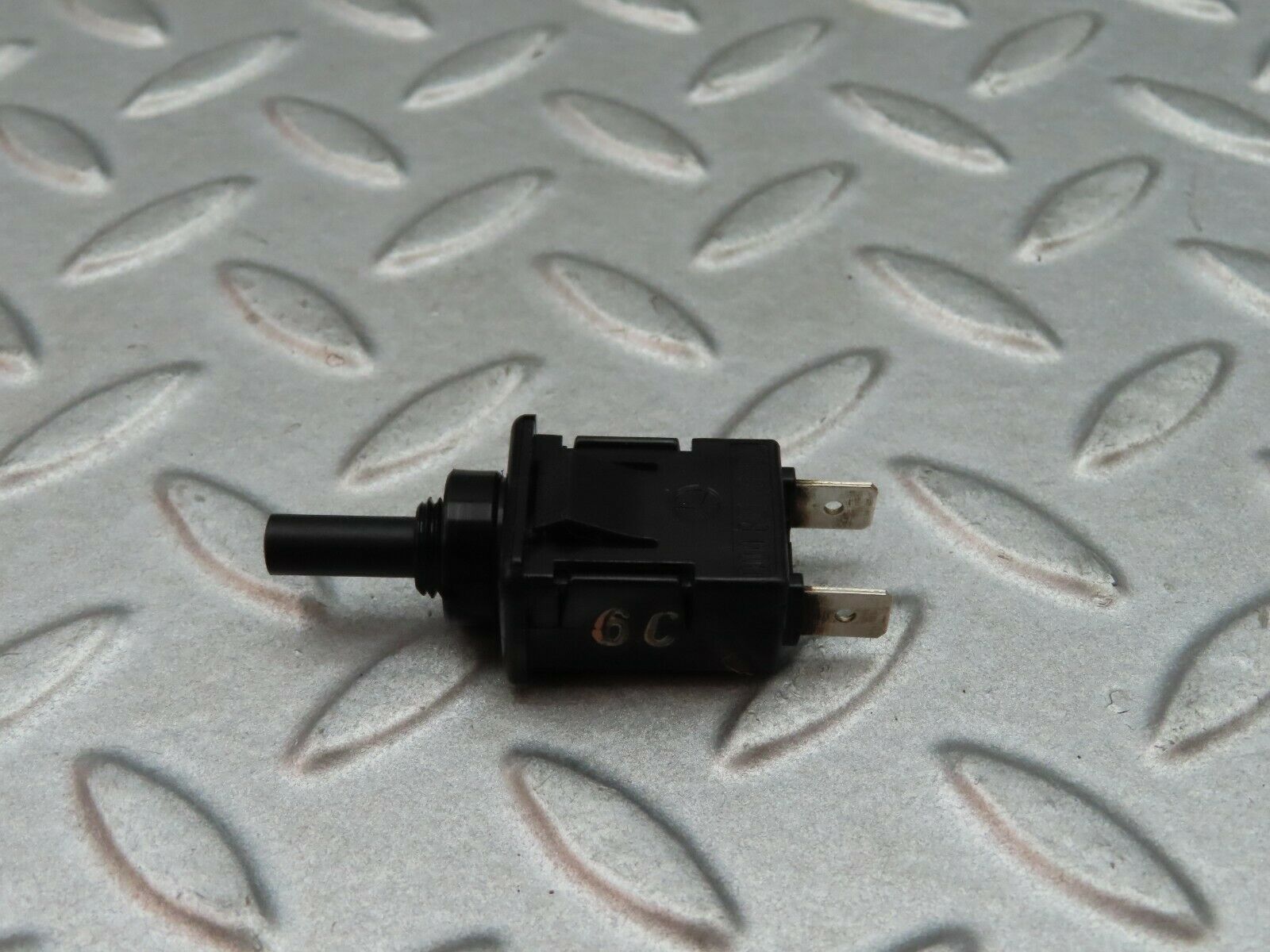 5760 Mercedes-Benz W123 200 Trunk Door Contact Switch 0008213152