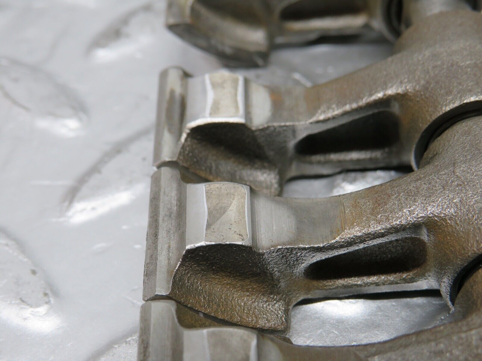 0361 Mercedes-Benz W123 220D Camshaft Rocker Arm With Shaft