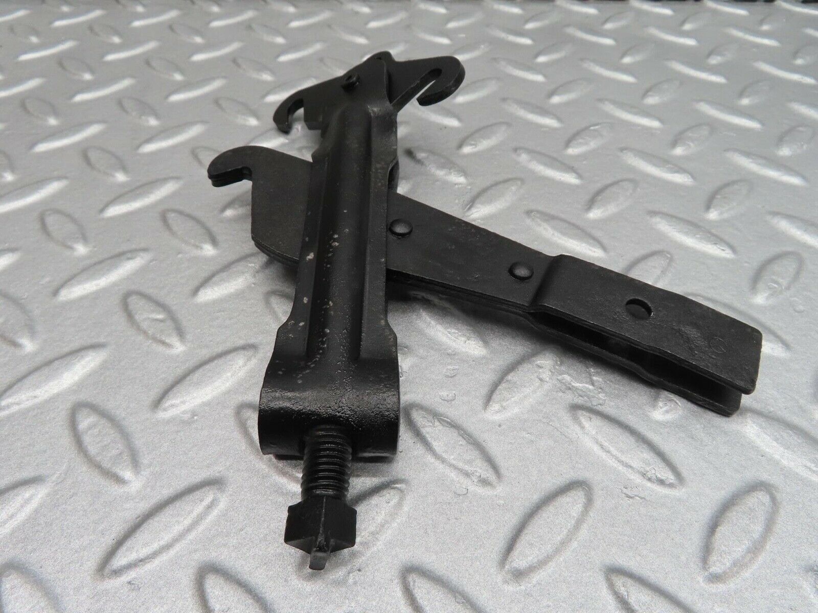 15978 Mercedes-Benz W123 280E Handbrake Regulator