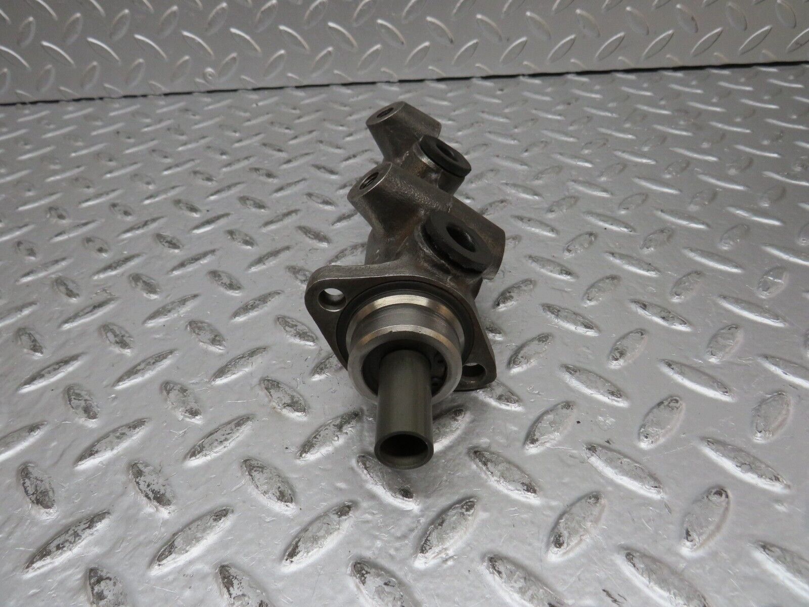 32139 Mercedes-Benz W123 230E Brake Master Cylinder Bendix