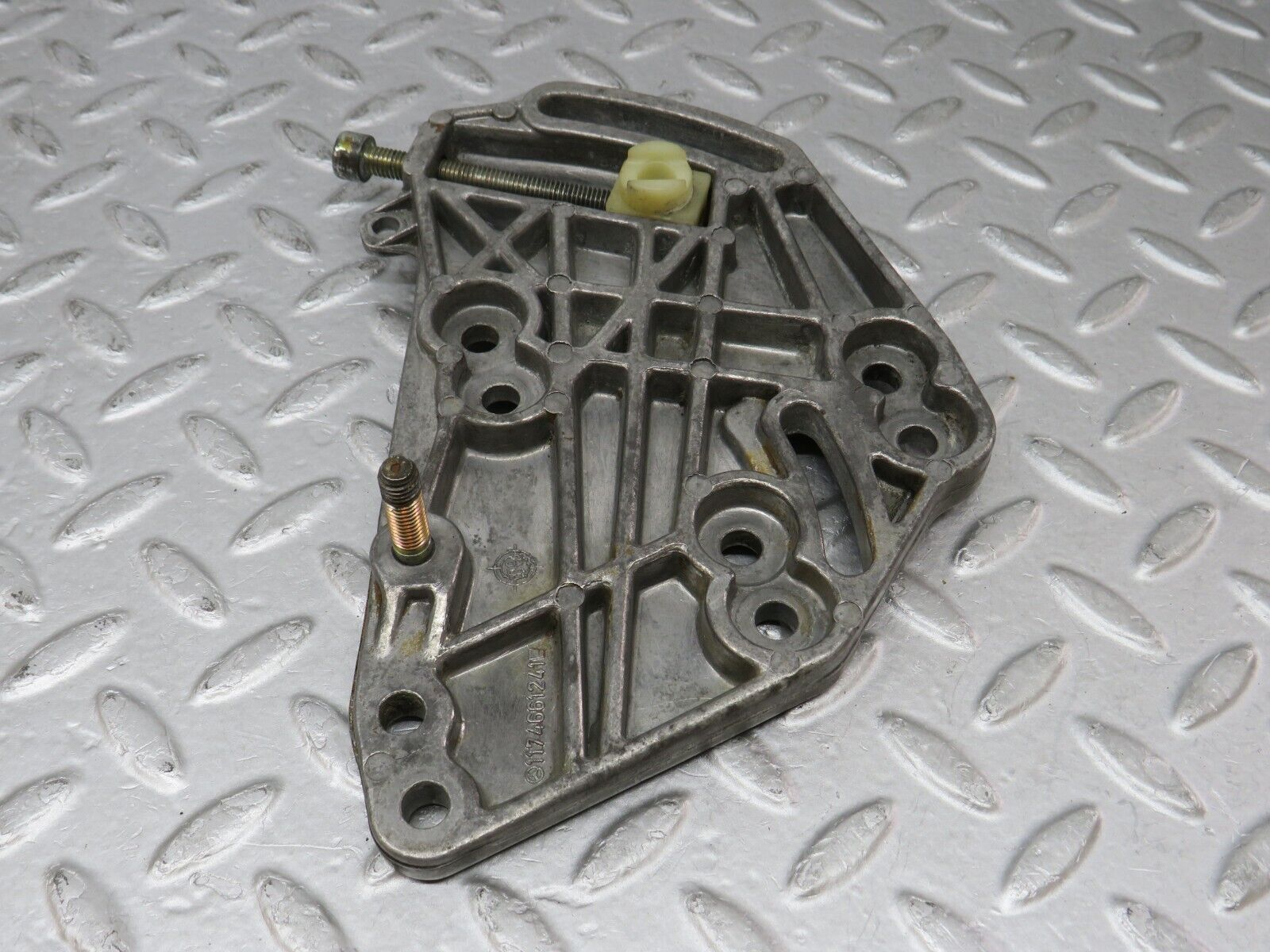 36259 Mercedes-Benz W126 420SE Power Steering Pump Tensioner Bracket 1174661241