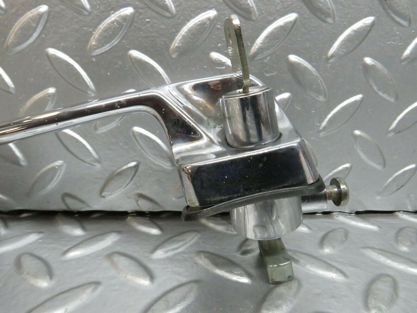 23715 Mercedes-Benz W114 280E Exterior Door Handle Front Left With Key 1157600501