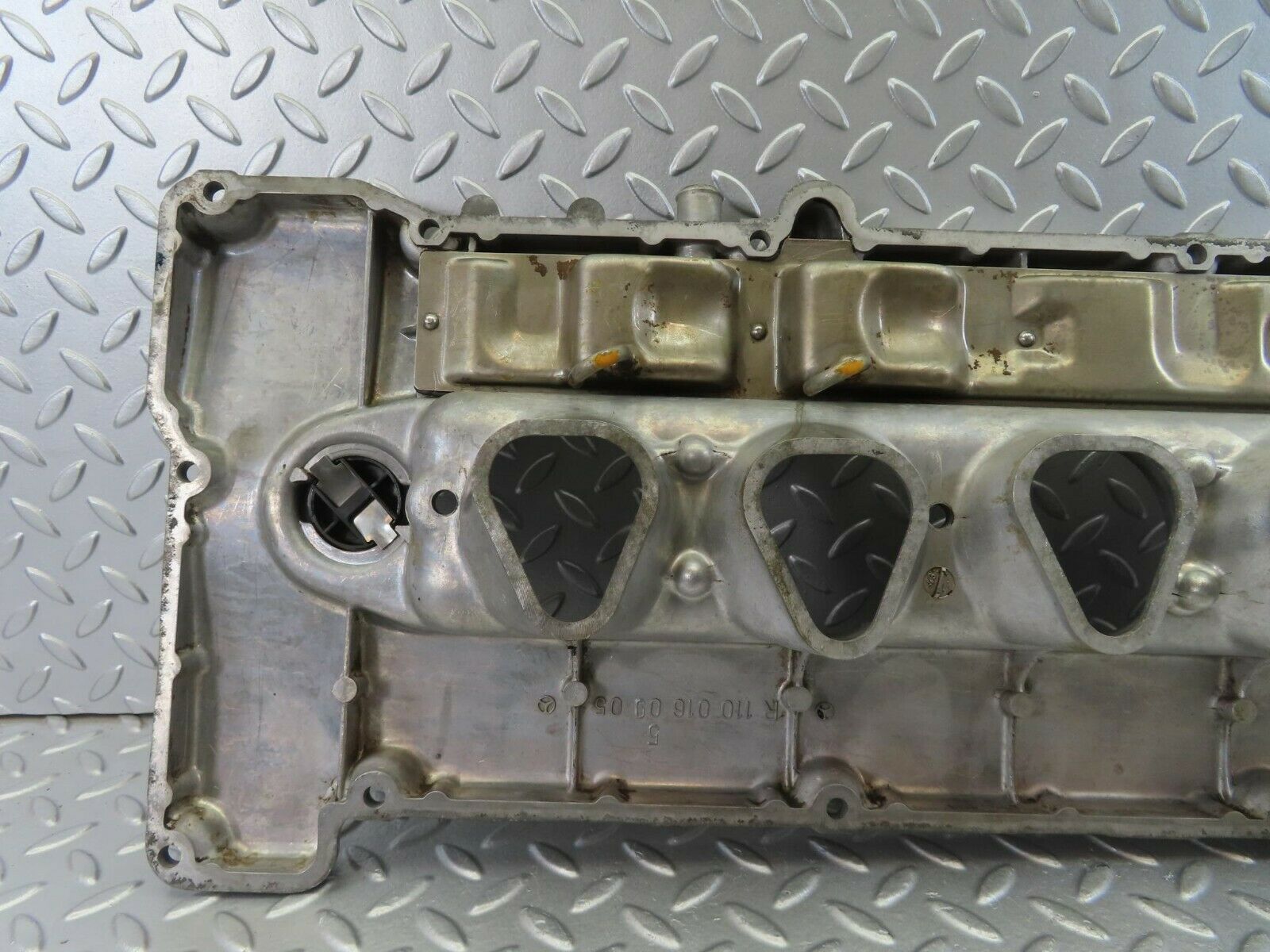 10187 Mercedes-Benz C123 280CE Coupe Cylinder Head Valve Cover 1100160905