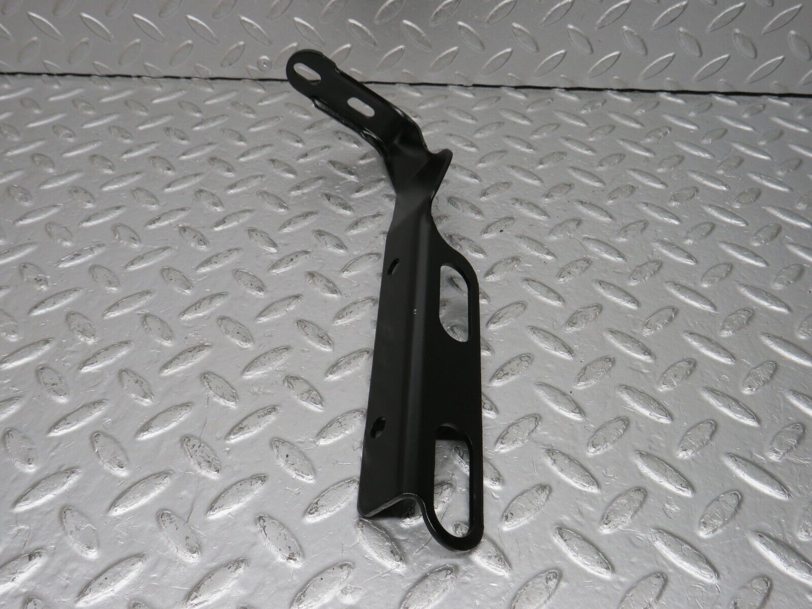 33399 Mercedes-Benz W202 C180 Exhaust Holder Bracket 2104921841