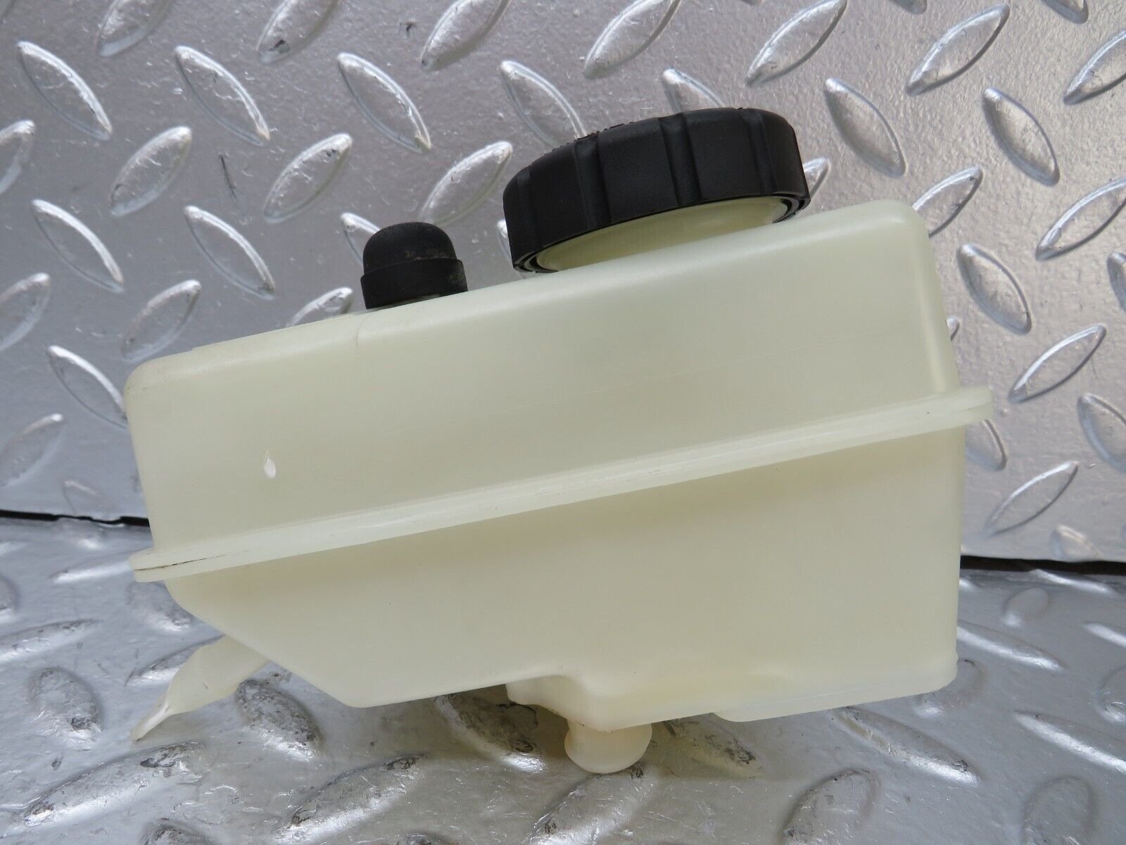 25822 Mercedes-Benz W124 280E Brake Fluid Reservoir Tank 2024300002