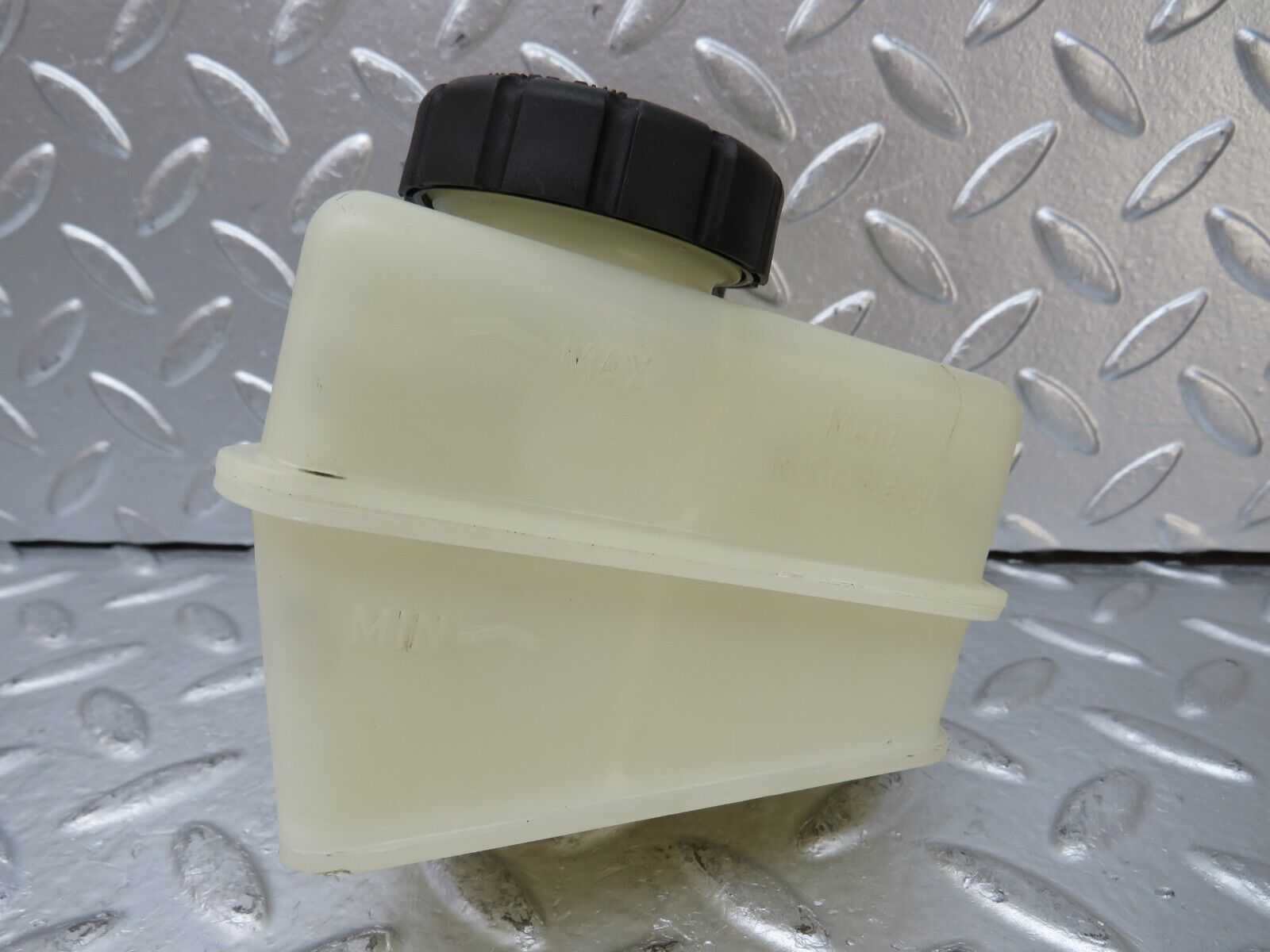 25822 Mercedes-Benz W124 280E Brake Fluid Reservoir Tank 2024300002