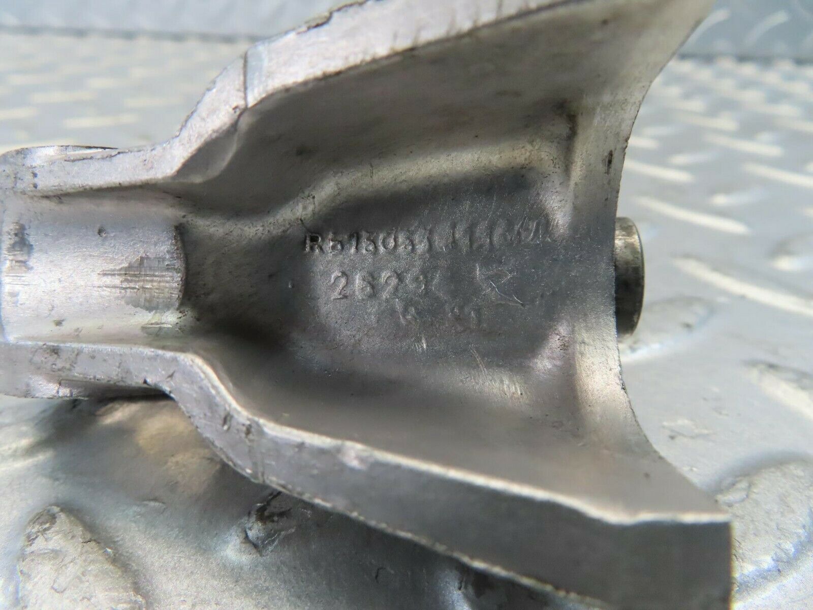 10970 Mercedes-Benz W115 220D Rocker Arm Support 6150550110