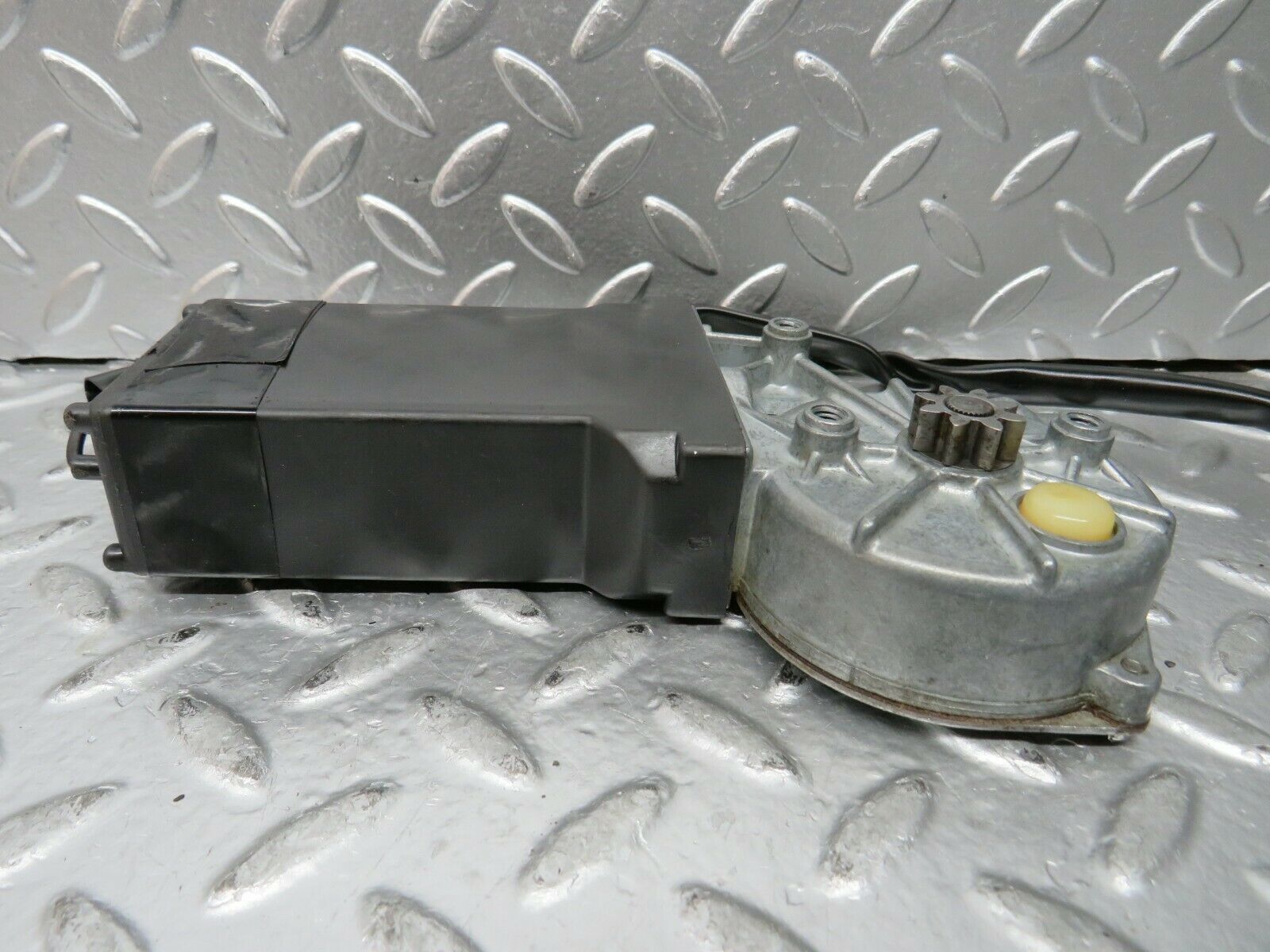 23207 Mercedes-Benz W116 350SE Window Regulator Motor Rear Right 0130820062