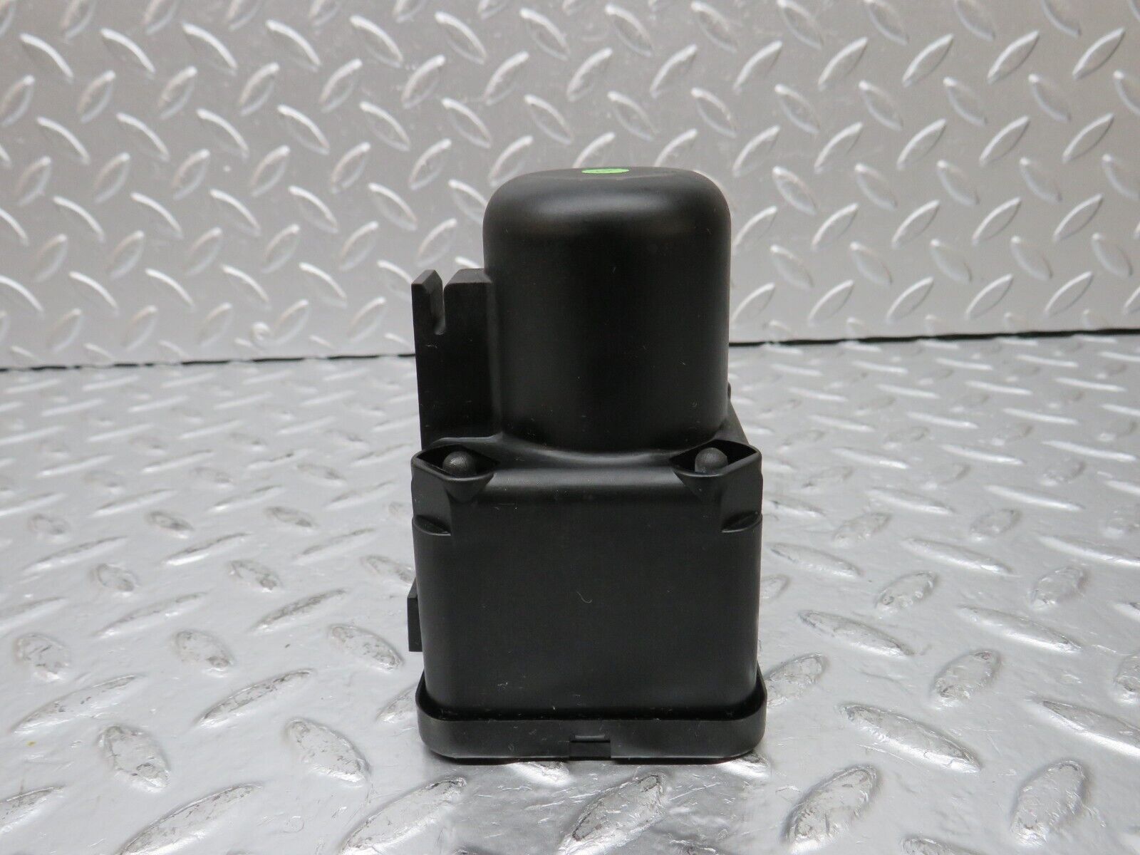 30623 Mercedes-Benz W201 190E 2.0L Central Locking Pump Hella 0008000348