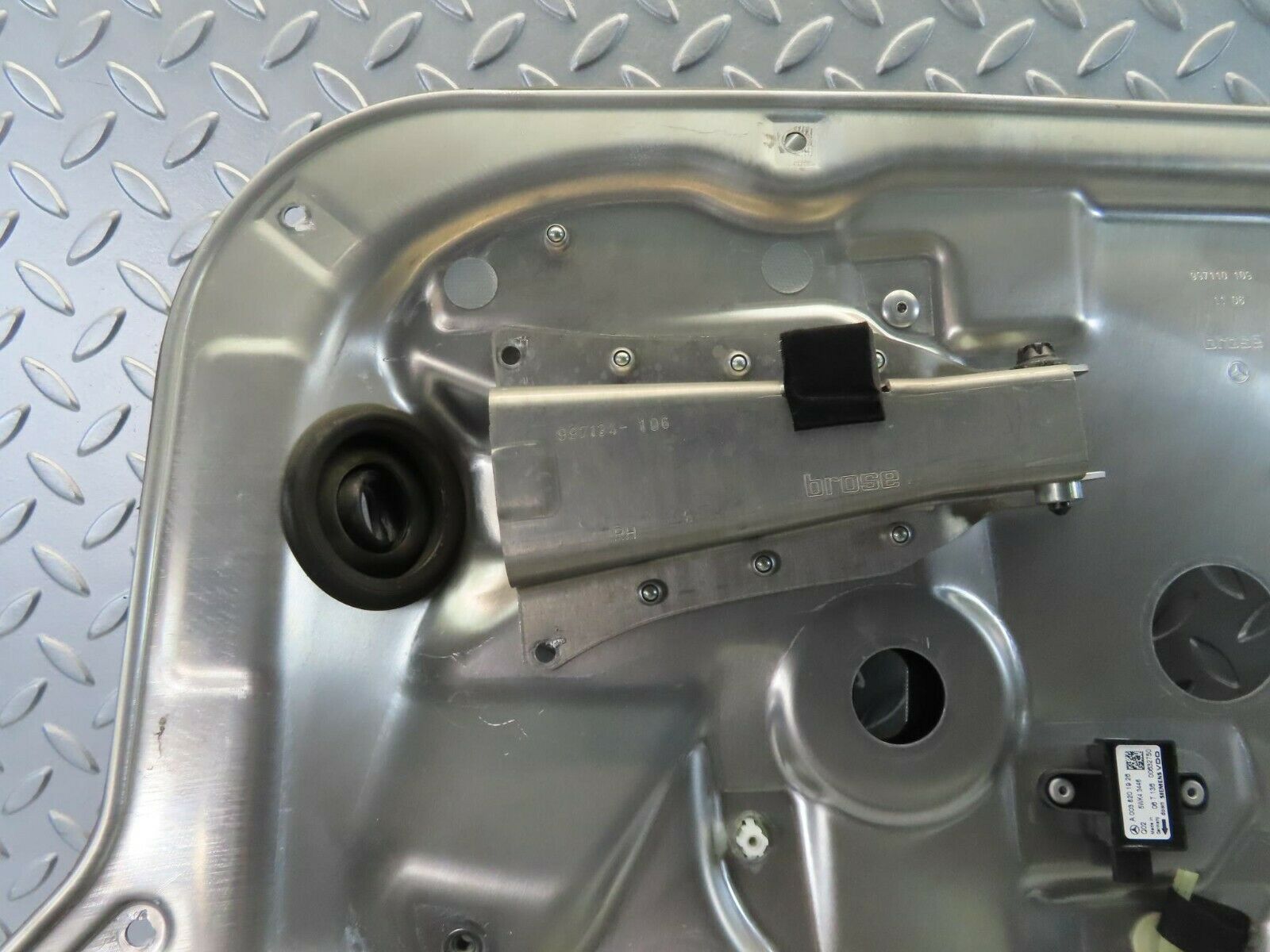 11153 Mercedes-Benz W221 S320 Rear Right Door Window Regulator 2217300279