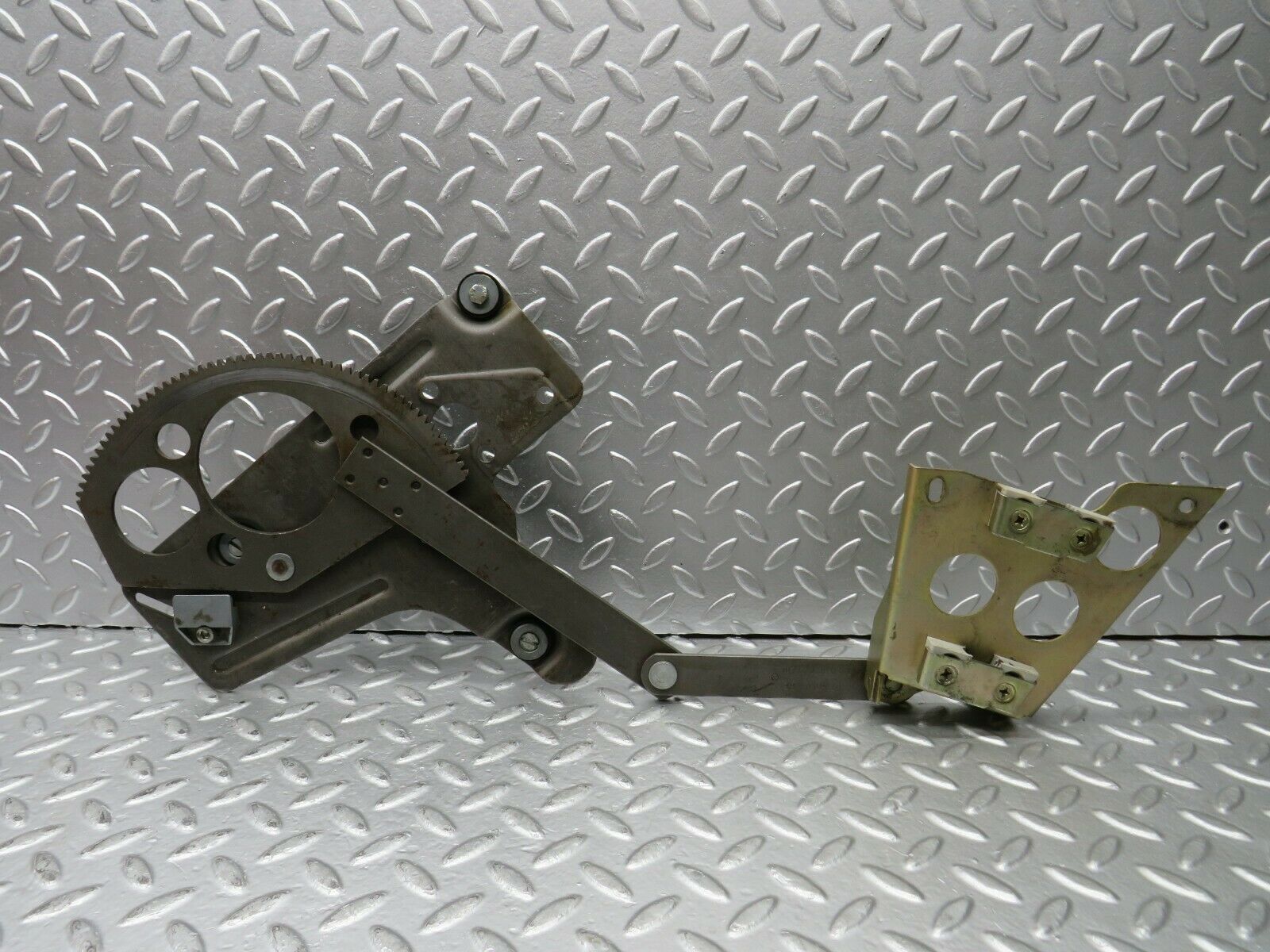 22892 Mercedes-Benz C107 450SLC Rear Right Power Window Regulator 1076701003