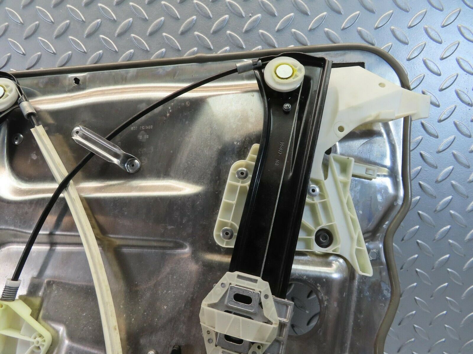 11168 Mercedes-Benz W221 S320 Front Left Door Window Regulator 2218203202