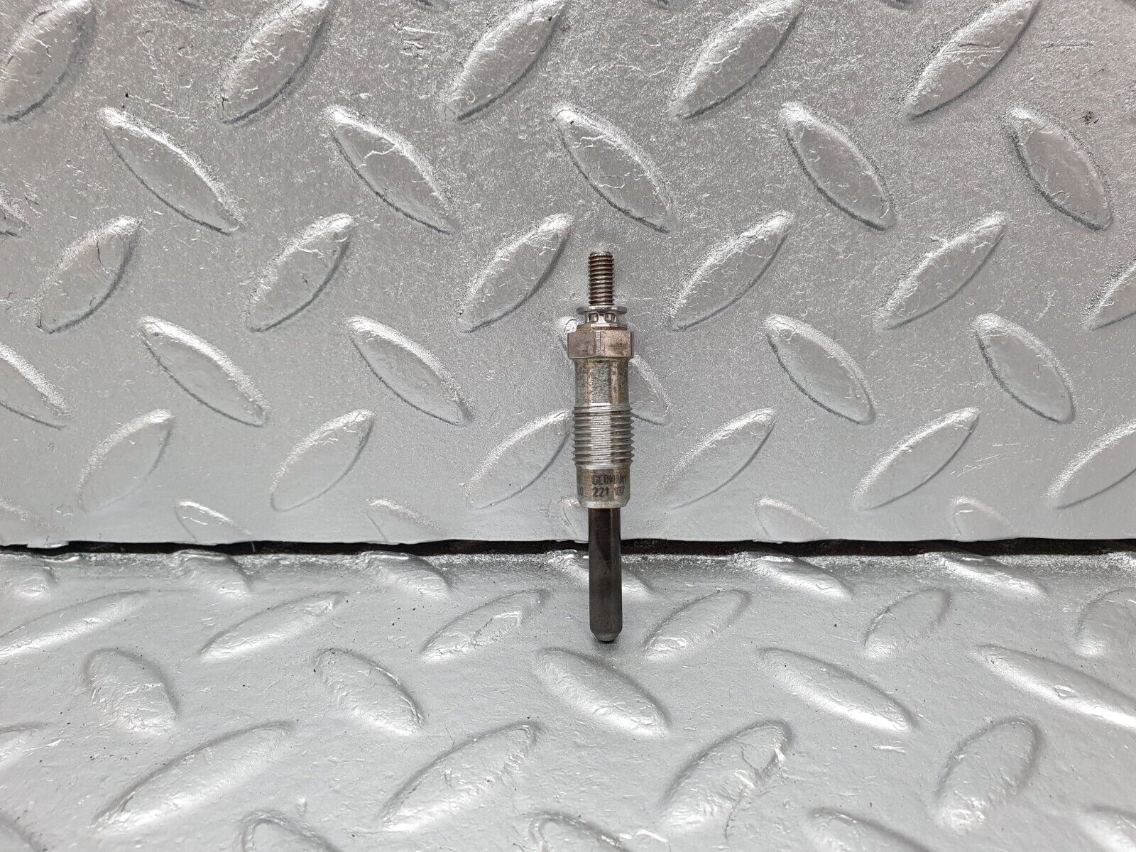 40846 Mercedes-Benz W123 300D Glow Plug Beru 0100221107