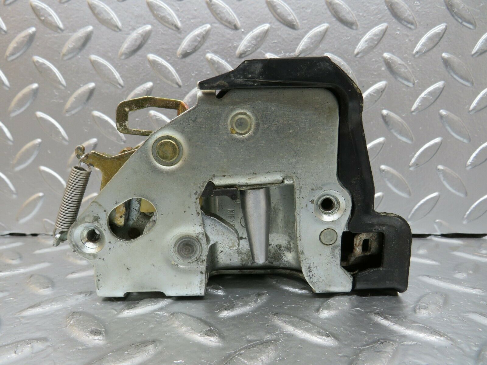 23953 Mercedes-Benz W123 280E Rear Left Door Lock Mechanism 1237330108