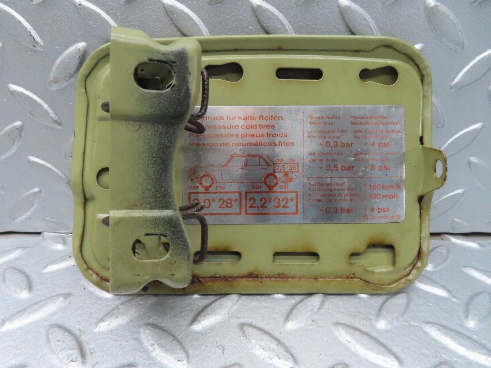 13527 Mercedes-Benz W123 200 Fuel Tank Flap Cap 1235840039