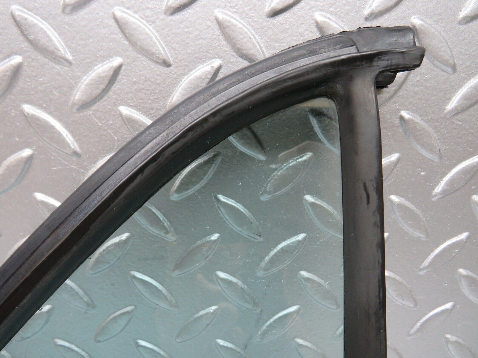 26830 Mercedes-Benz W123 240D Rear Right Quarter Glass