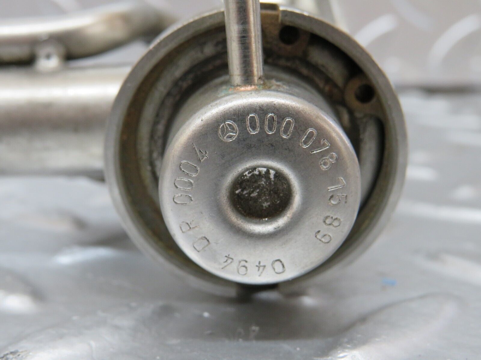 25792 Mercedes-Benz W124 280E Fuel Injection Rail 0000781589