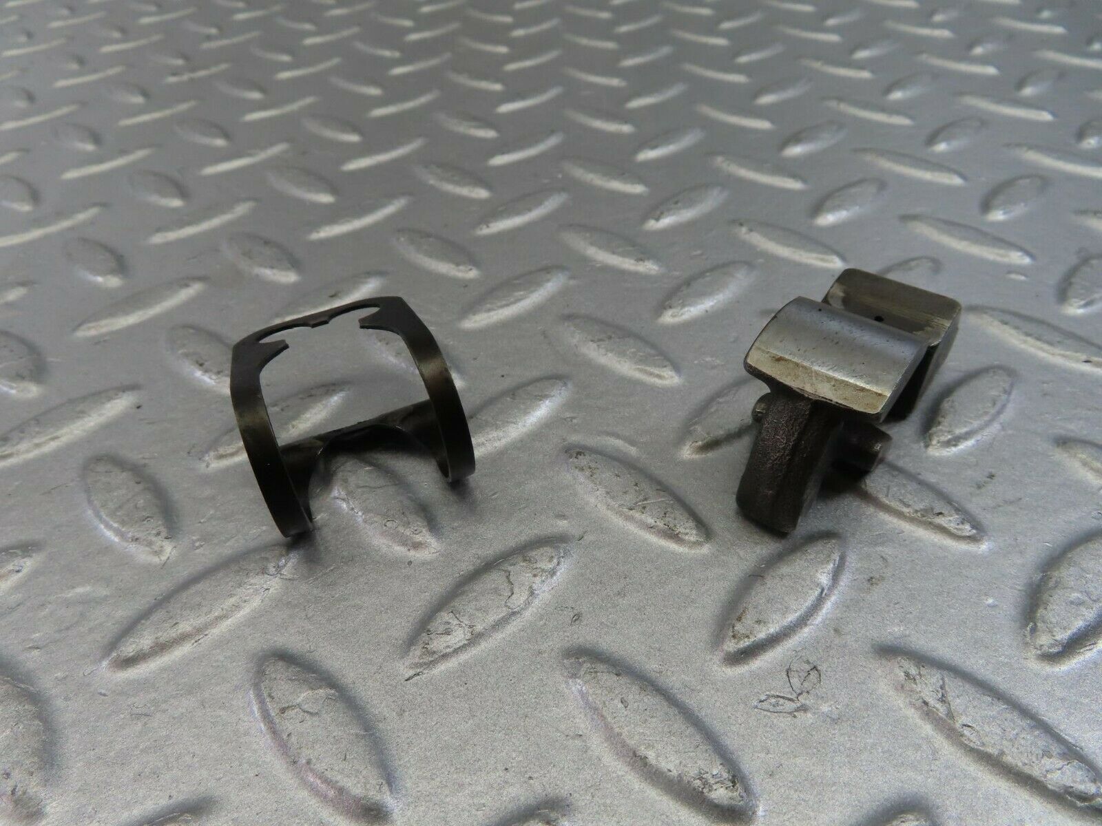 9866 Mercedes-Benz C123 280CE Coupe Valve Rocker Arm With Retaining Spring