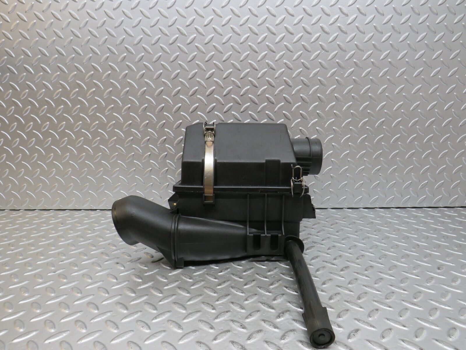 27780 Mercedes-Benz S124 300TE Wagon Air Filter Housing 6060900001