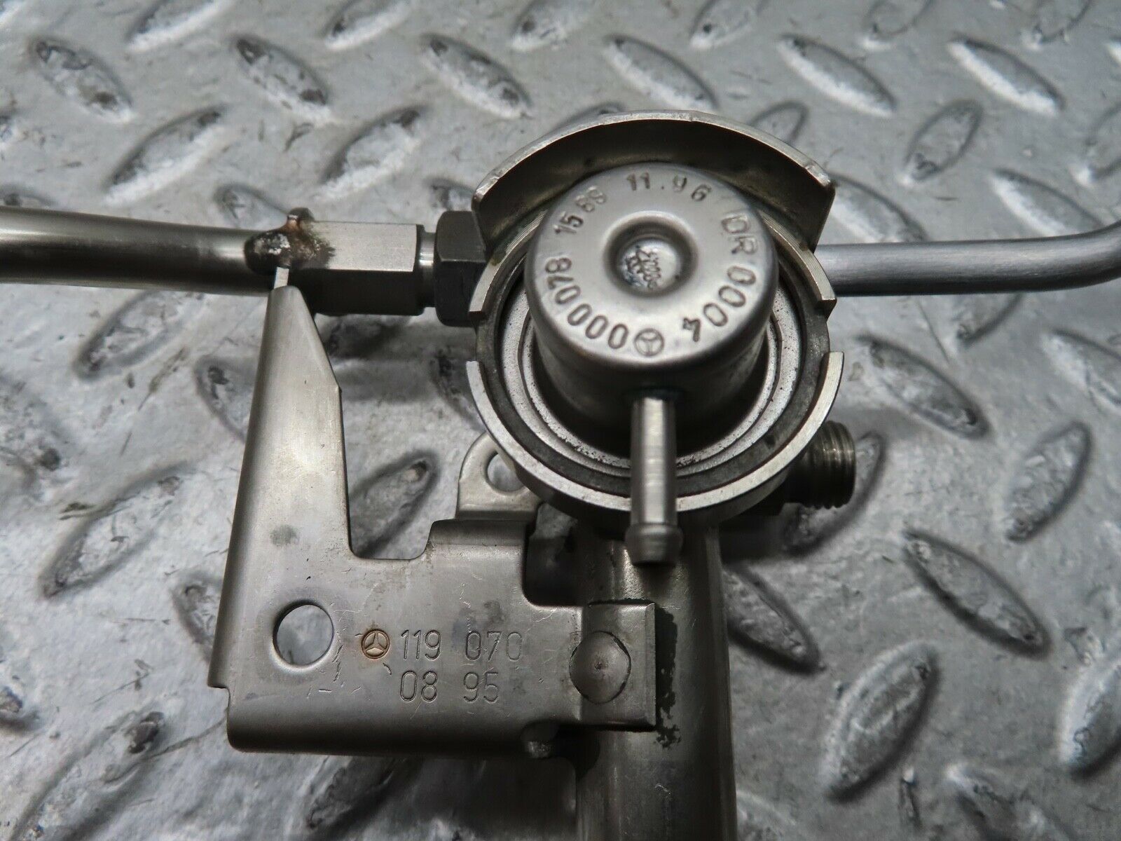 19589 Mercedes-Benz C140 CL420 Coupe Fuel Injection Rail 1190700895