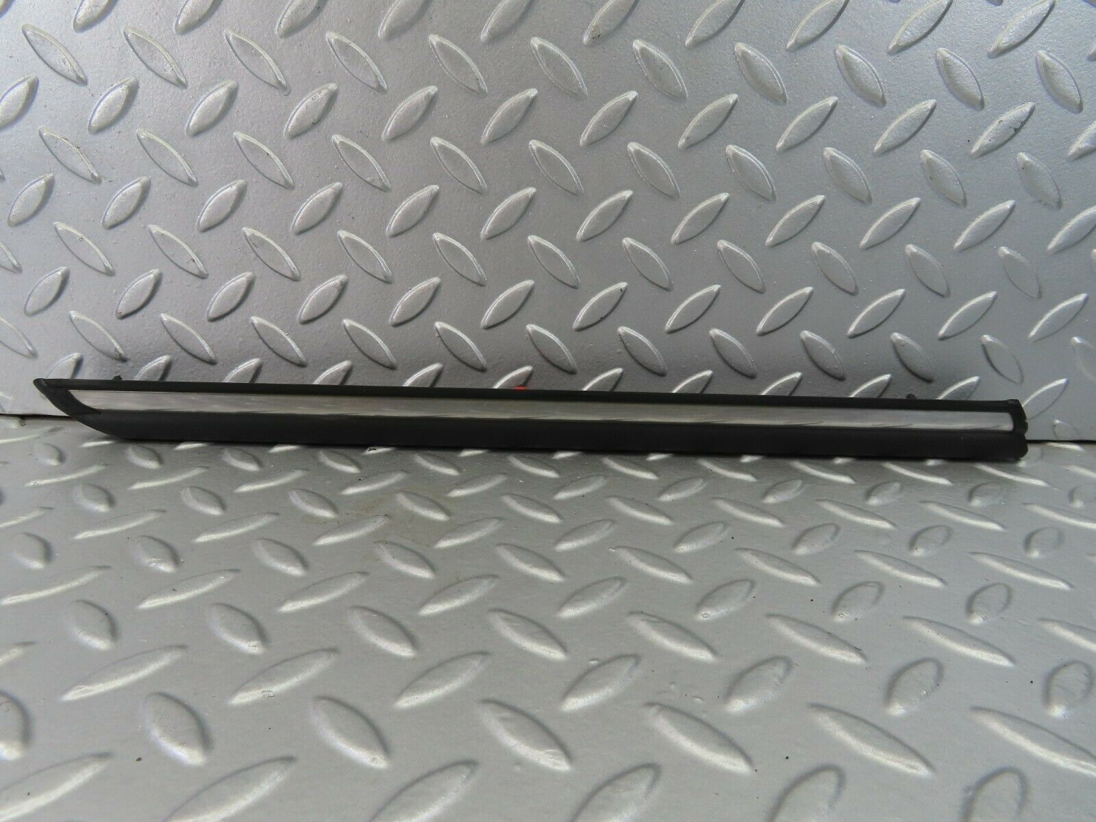 7263 Mercedes-Benz W116 450SE Front Left Fender Wing Centre Chrome Trim