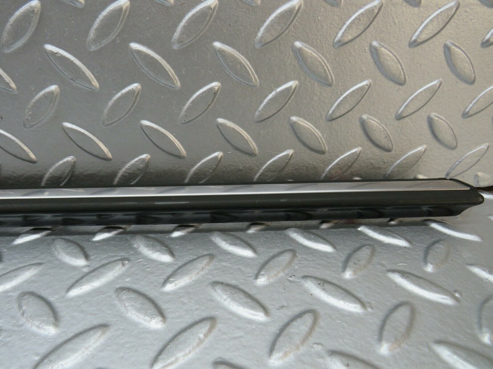 24007 Mercedes-Benz W123 280E Front Left Fender Wing Centre Moulding Trim