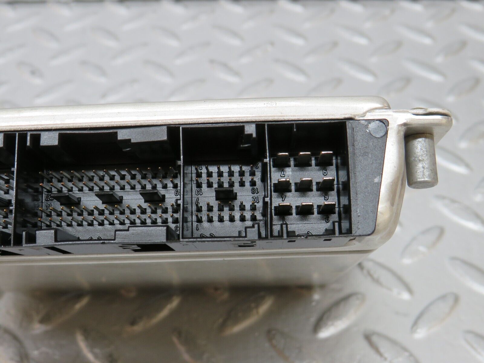 34761 Mercedes-Benz W210 320E Engine Control Unit Bosch 0305455832 0261206968