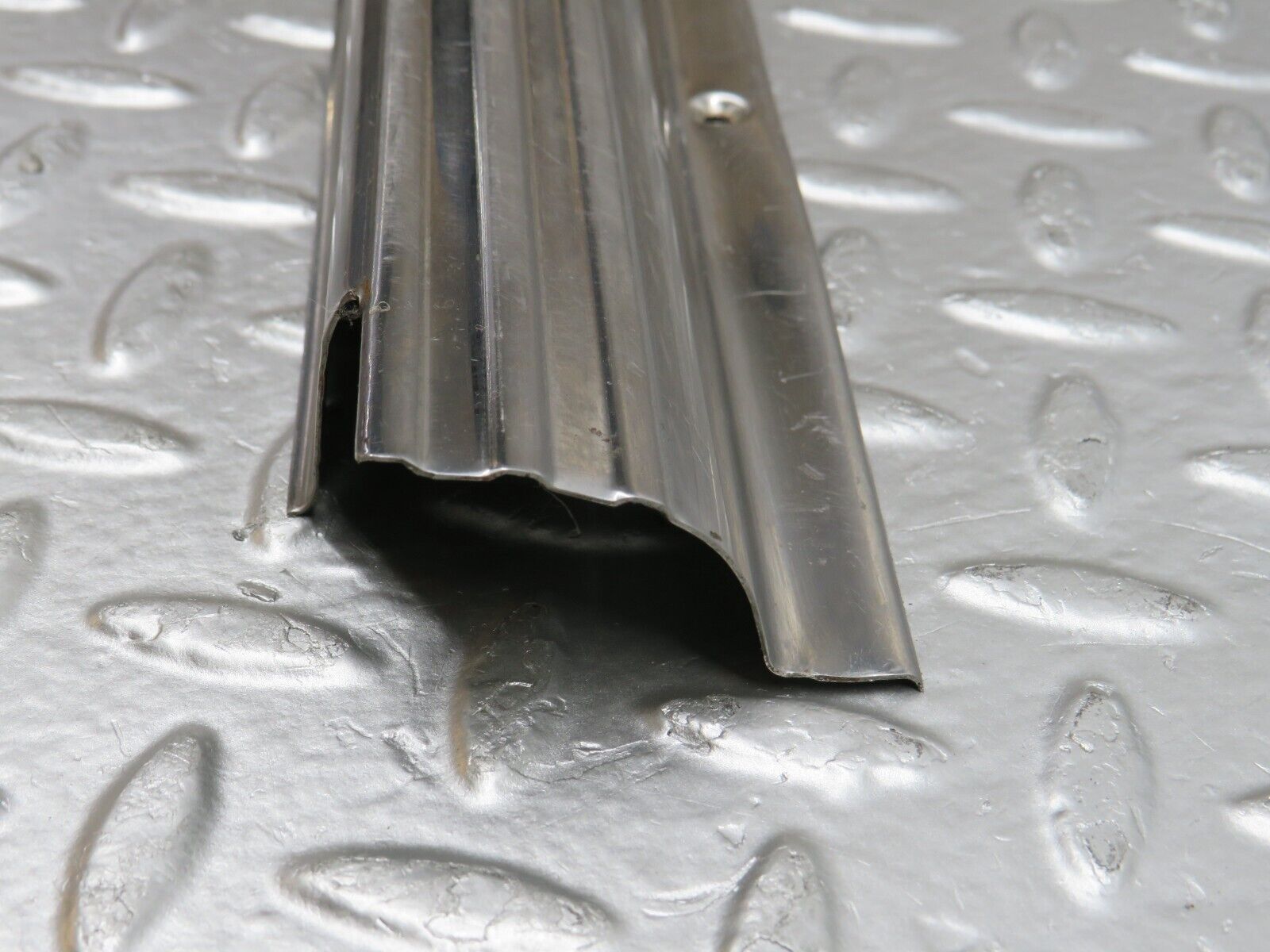 0843 Mercedes-Benz C107 350SLC Coupe Left Door Sill Chrome