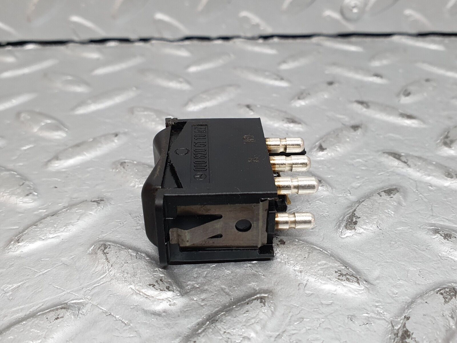 41100 Mercedes-Benz W126 300SE Rear Windscreen Defroster Switch 0008206110