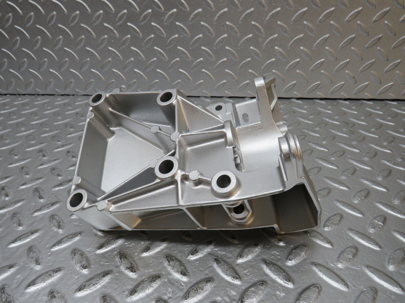 31879 Mercedes-Benz W201 190LE 1.8L Power Steering Pump Bracket 1022361330