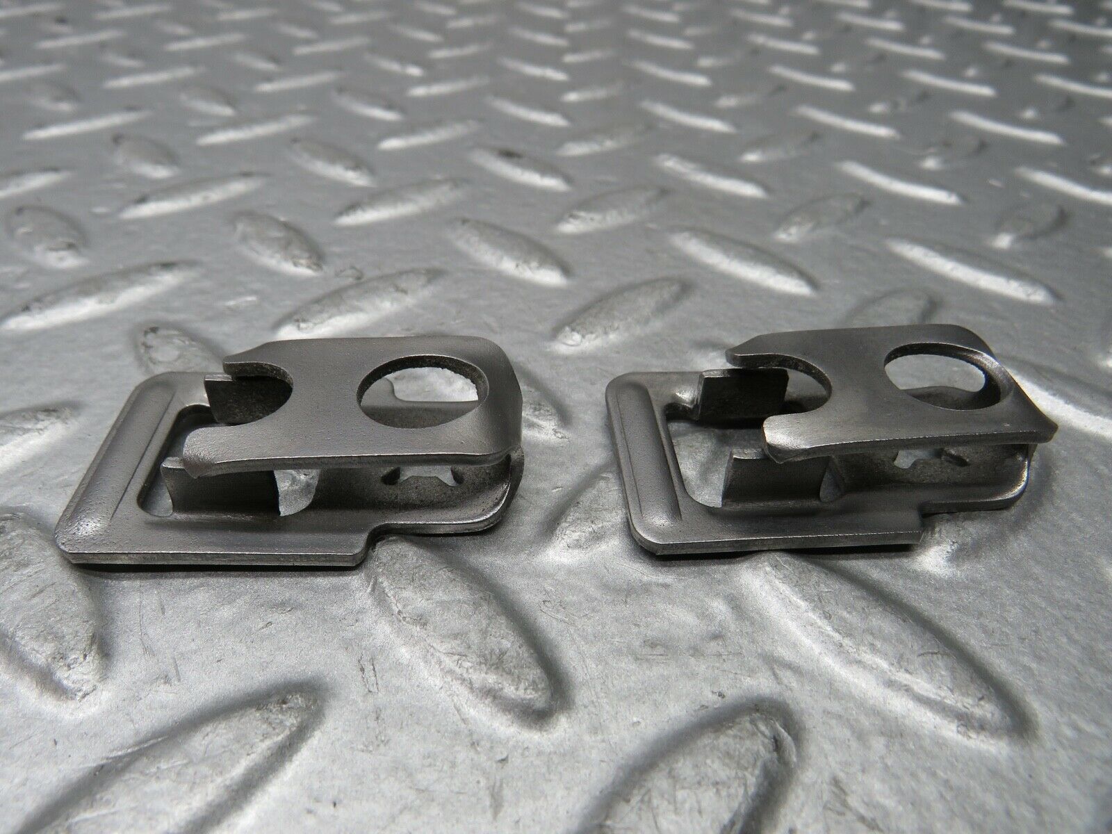 21801 Mercedes-Benz W126 300SE Fuel Injector Bracket 2 pcs