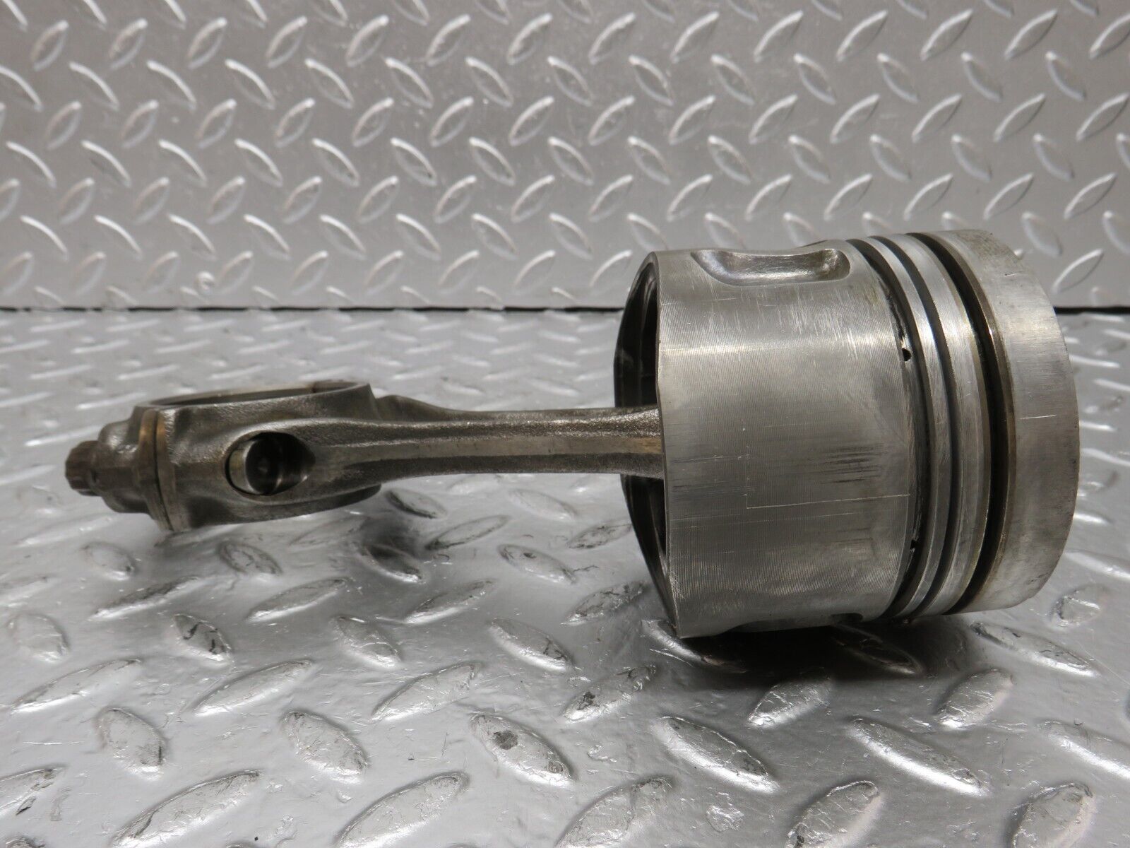 32933 Mercedes-Benz W123 300D Piston With Connecting Rod 90.875 mm 61502